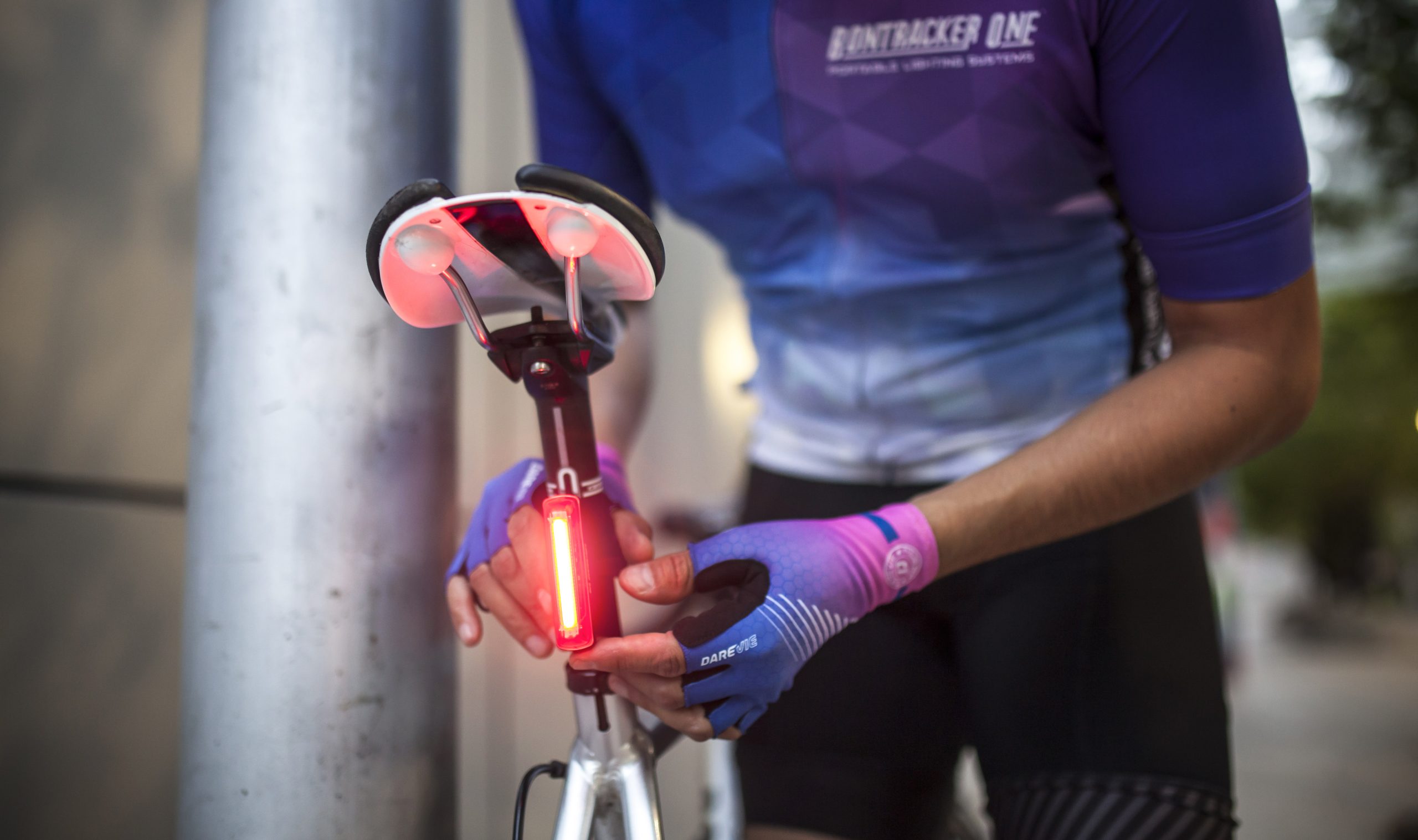 Luz trasera LED recargable BonTracker® 135T Cyborg Serie para bicis - Imagen 5