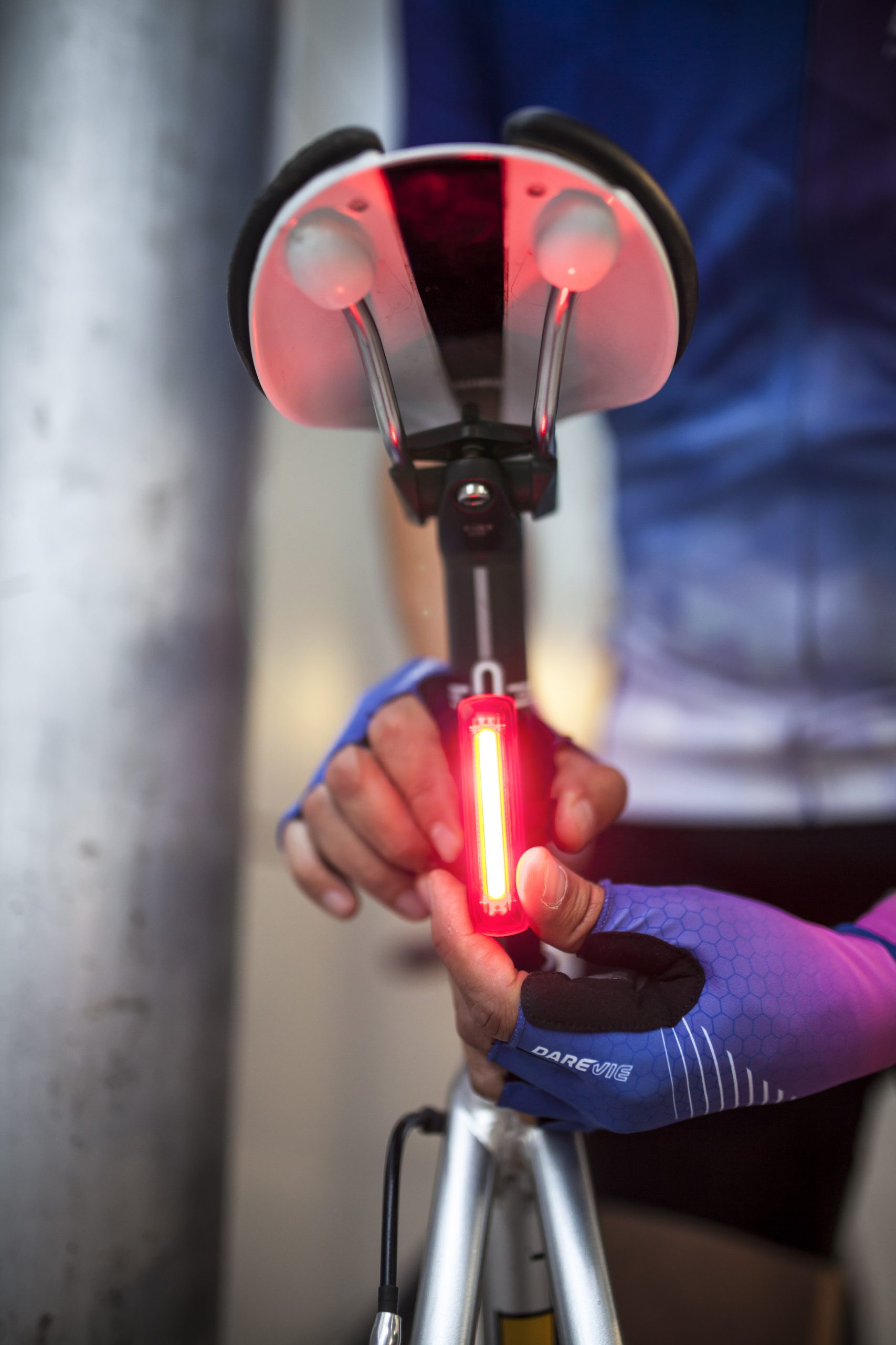 Luz trasera LED recargable BonTracker® 135T Cyborg Serie para bicis - Imagen 6