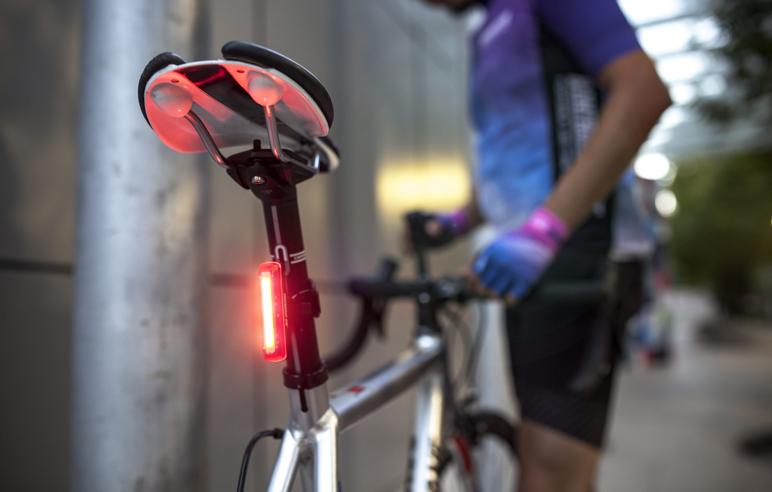 Luz trasera LED recargable BonTracker® 135T Cyborg Serie para bicis - Imagen 4