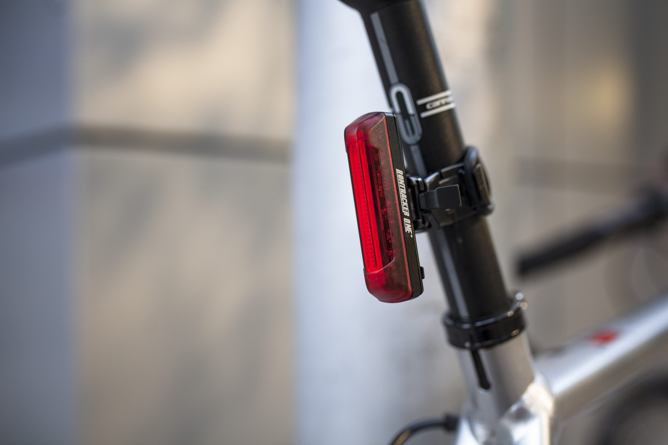 Luz trasera LED recargable BonTracker® 135T Cyborg Serie para bicis - Imagen 2