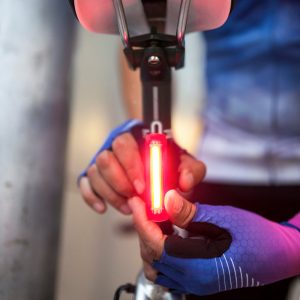 Luz trasera LED recargable BonTracker® 135T Cyborg Serie para bicis - Imagen 2