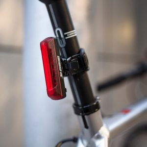Luz trasera LED recargable BonTracker® 135T Cyborg Serie para bicis - Imagen 3